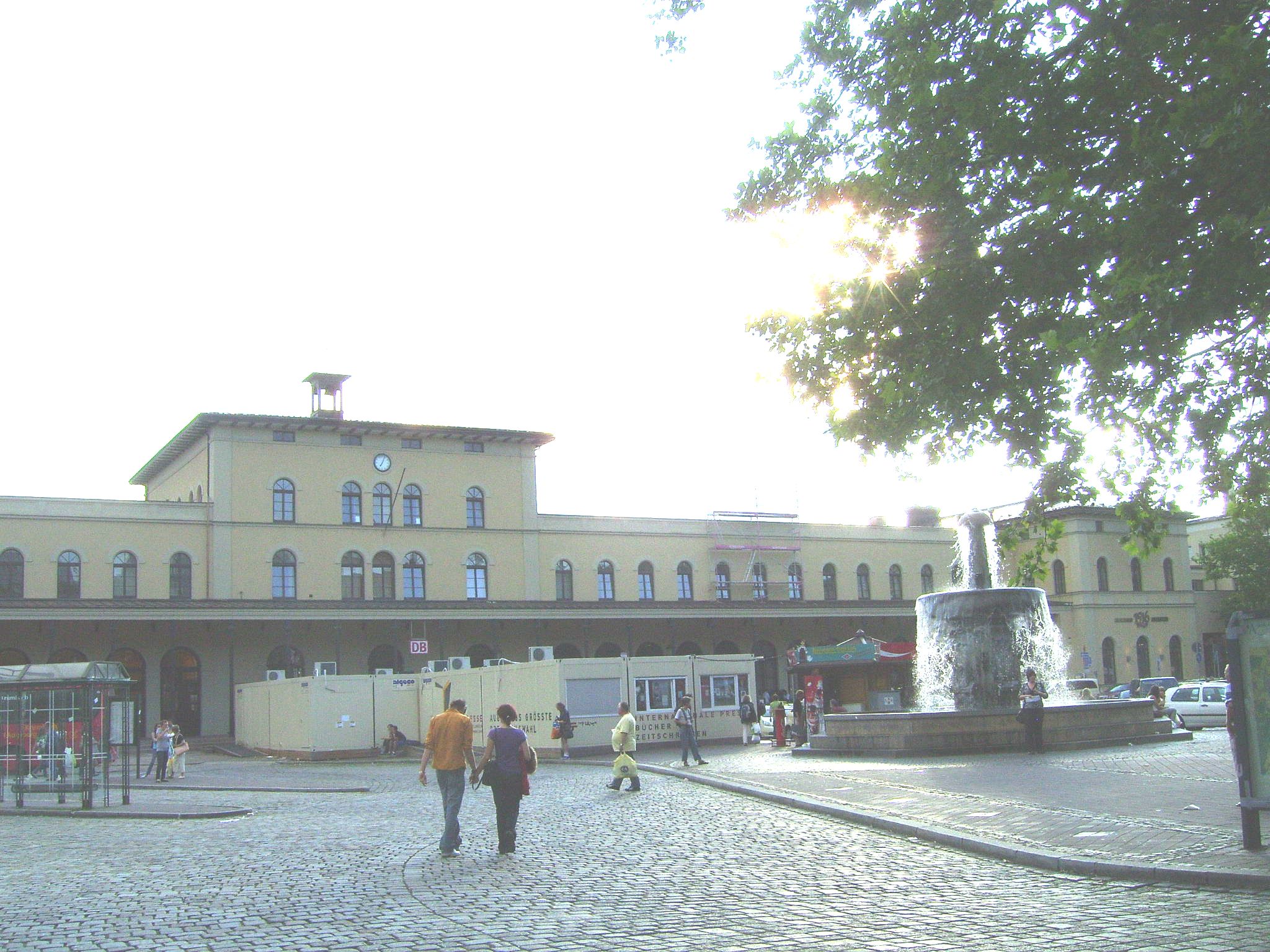 AUGSBURG Hbf mit Brunnen